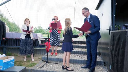 Zdjęcie przedstawia uroczystość wręczenia stypendiów Burmistrza Pruszcza Gdańskiego w Parku Kulturowym Faktoria